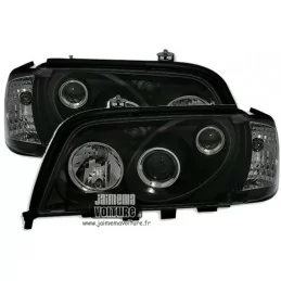 La clase Mercedes C W202 color negro faros delanteros