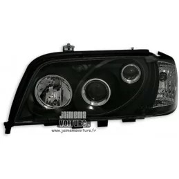 La clase Mercedes C W202 color negro faros delanteros