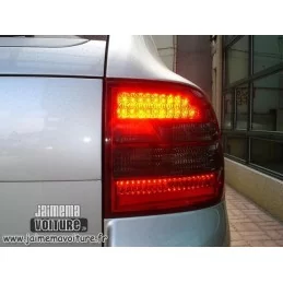 Porsche Cayenne fires back leds red black