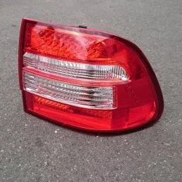 Porsche Cayenne fires back leds red white