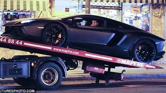 burlesque-cristiano-ronaldo-lamborghini-aventador-en-panne